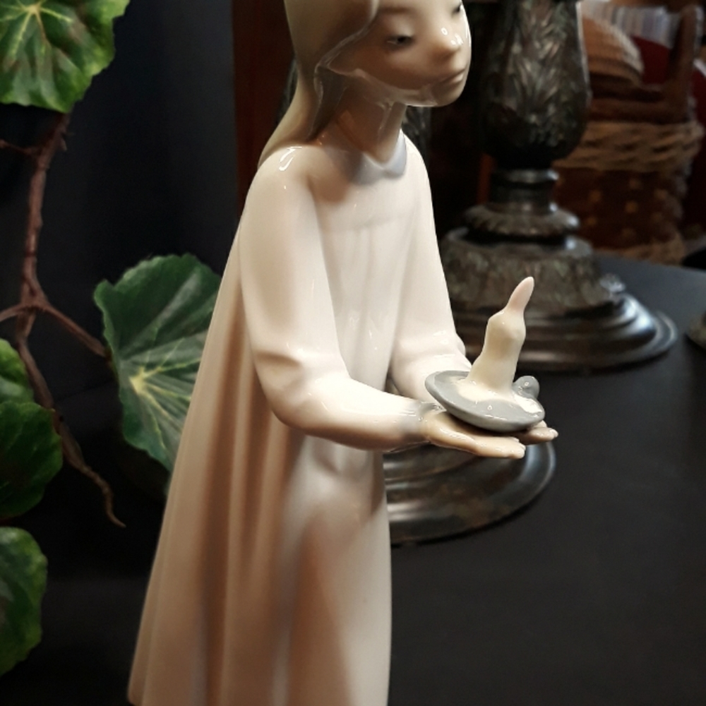 Lladro "Girl with Candle" glossy figurine #4868